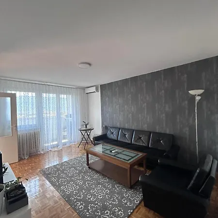 Close To The Airport Apartment *